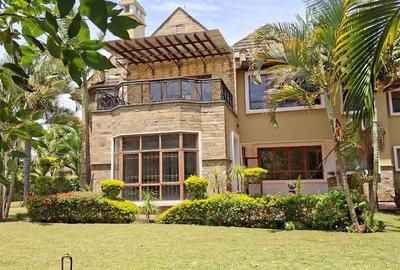 5 Bed House with En Suite in Runda - 2