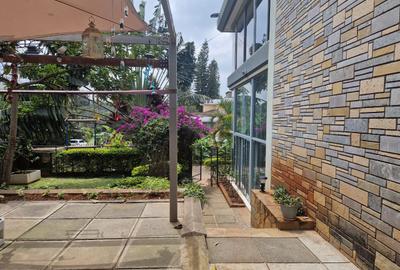 5 Bed House with En Suite in Lavington