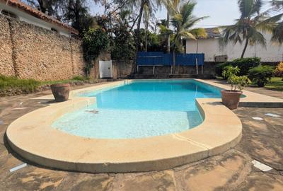 4 Bed House with Swimming Pool at Links Road - 3