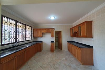 3 Bed Apartment with En Suite in Parklands - 4