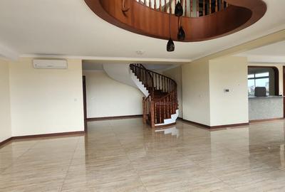 4 Bed House with En Suite in Parklands