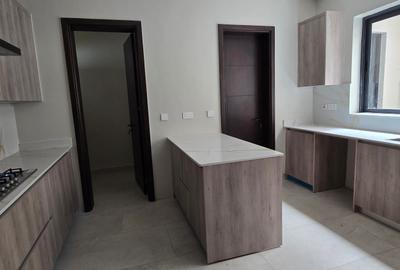 5 Bed Townhouse with En Suite at Lavington - 4