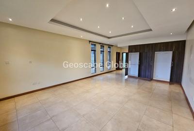 5 Bed Villa with En Suite in Runda