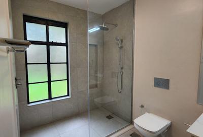 6 Bed Townhouse with En Suite at Lavington - 4