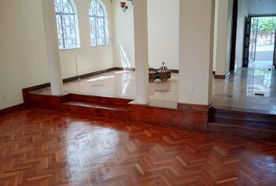 5 Bed Townhouse with En Suite in Riverside