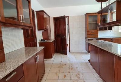 5 Bed Townhouse with En Suite in Rosslyn - 2