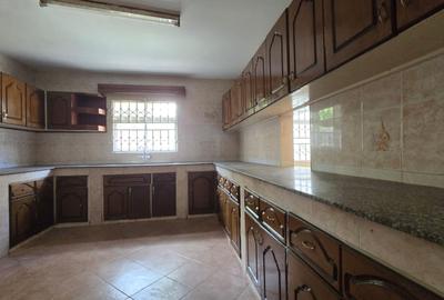 4 Bed House with En Suite in Lavington - 3
