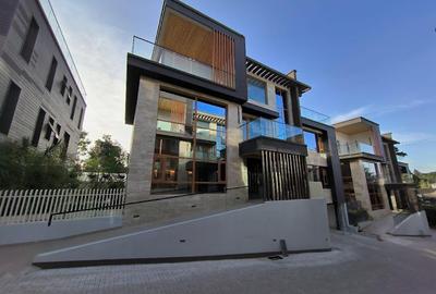 6 Bed Townhouse with En Suite at Muthangari Area