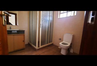 4 Bed House with En Suite in Lavington - 3