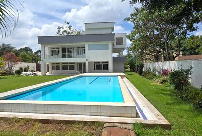 5 Bed House with En Suite in Runda