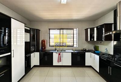 4 Bed Apartment with En Suite in Parklands - 4