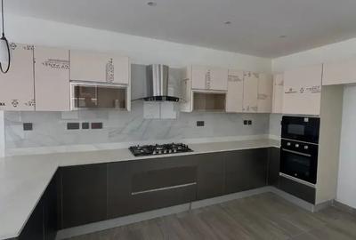 5 Bed Townhouse with En Suite in Lavington - 4