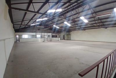 28,000 ft² Warehouse with Parking in Industrial Area - 2