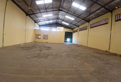 5,545 ft² Warehouse with Parking in Mlolongo - 3