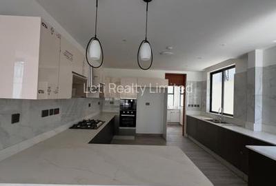 5 Bed Townhouse with En Suite in Lavington - 3