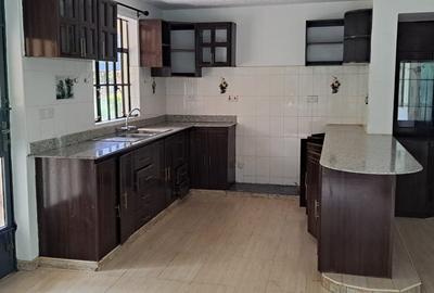 3 Bed House in Ridgeways - 2