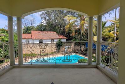 4 Bed House with Swimming Pool at Links Road - 4