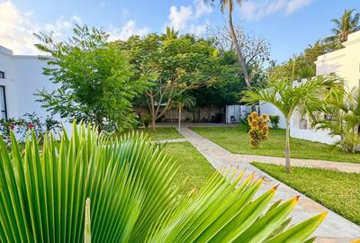 5 Bed Townhouse with En Suite at Greenwood Drive - 2