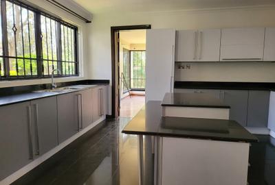 5 Bed Townhouse with En Suite in Runda - 3