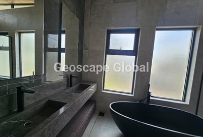 5 Bed Villa with En Suite in Runda - 3