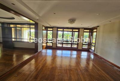 5 Bed House with En Suite in Runda
