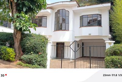 5 Bed Villa with En Suite in Riverside