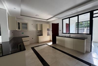 5 Bed Townhouse with En Suite in Lavington