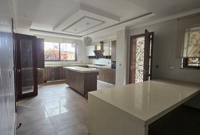 6 Bed Townhouse with En Suite at Lavington - 3