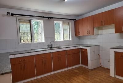 4 Bed House with En Suite in Hill View - 4