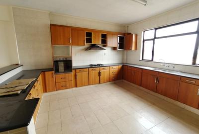 3 Bed Apartment with En Suite in Kilimani