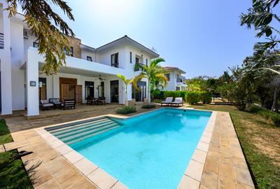 3 Bed Villa with En Suite at Mandharini