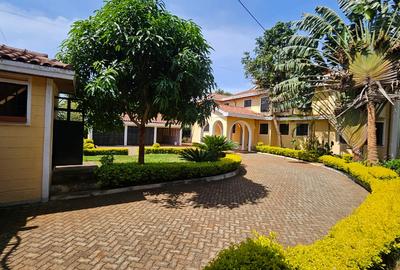 5 Bed House with En Suite in Runda