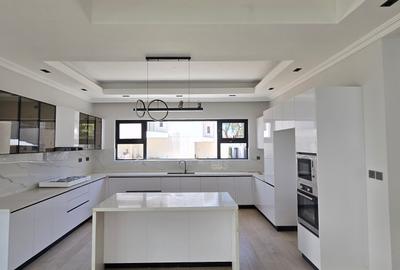 5 Bed Townhouse with En Suite at Lavington Green - 2