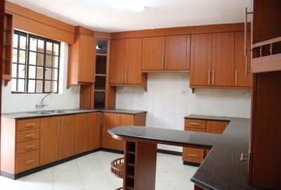 5 Bed Townhouse with En Suite in Lavington