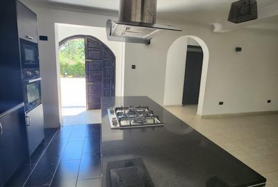 3 Bed House with En Suite in Runda - 2