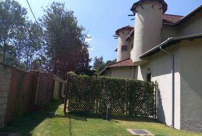 5 Bed House with En Suite in Runda