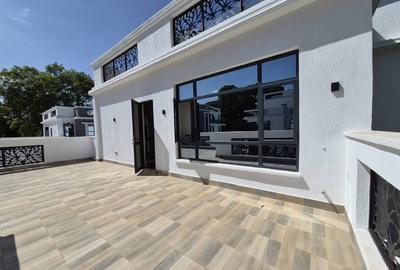 5 Bed House with En Suite in Lavington - 3