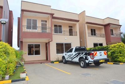 4 Bed House with En Suite at Near Gateway Mall