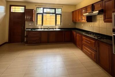 5 Bed Townhouse with En Suite in Lavington - 3
