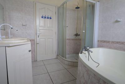 4 Bed House with Swimming Pool at Links Road - 2