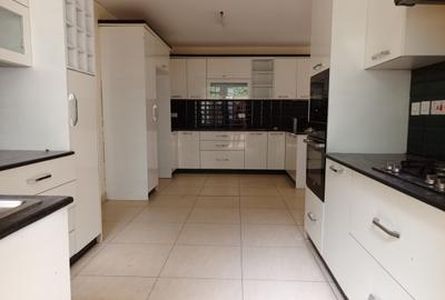 4 Bed Townhouse with En Suite in Kitisuru