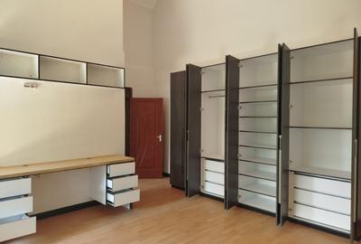 4 Bed House with En Suite at Near Waterfront Mall