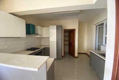 4 Bed Apartment with En Suite in Parklands - 3