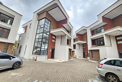 5 Bed House with En Suite in Lavington