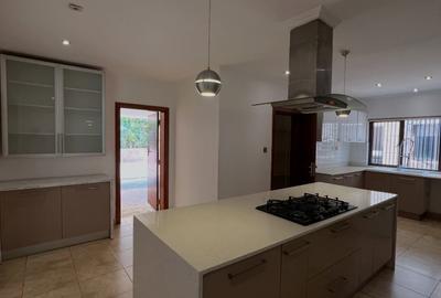 5 Bed Townhouse with En Suite in Lavington - 4
