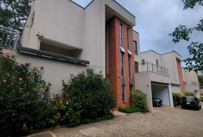 5 Bed Townhouse with En Suite in Lavington - 3