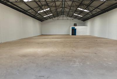 20,000 ft² Warehouse with Parking in Industrial Area