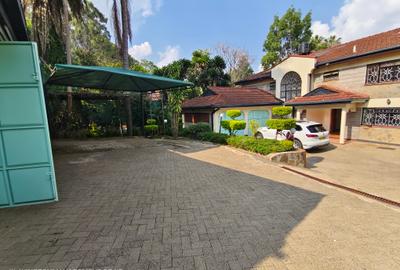 5 Bed House with En Suite at Lavington Green