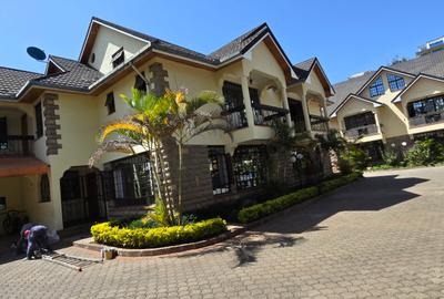 5 Bed Townhouse with En Suite at Lavington Green - 3