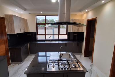 4 Bed House with En Suite at Rosslyn - 4